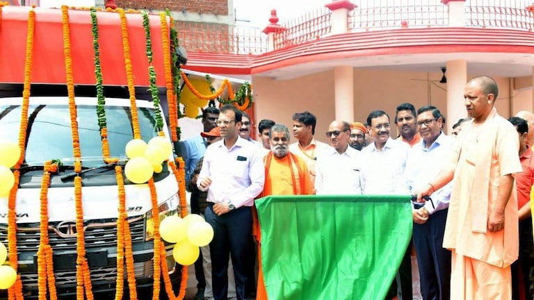 मुख्यमंत्री योगी आदित्यनाथ ने गोरखपुर से संचारी रोगों के खिलाफ शुरू किया अभियान UP Tak