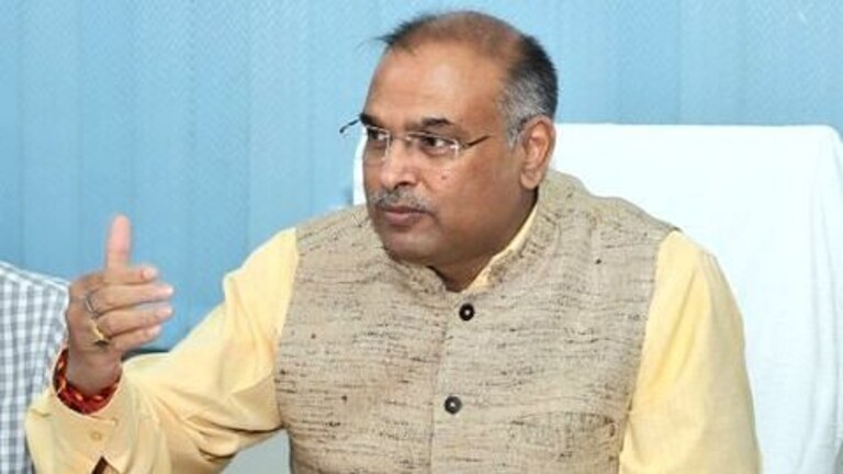 गिरफ्तारी से बचने के लिए अब सुप्रीम कोर्ट से राहत पाने की कोशिश में कुलपति विनय पाठक UP Tak