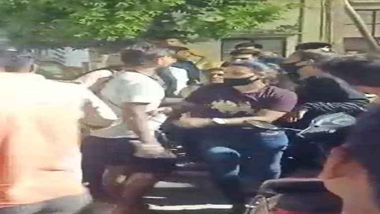 गाजियाबाद: गैस सिलेंडर फटने से ढाई मंजिला मकान भरभराकर गिरा, कई दबे, तीन की मौत UP Tak