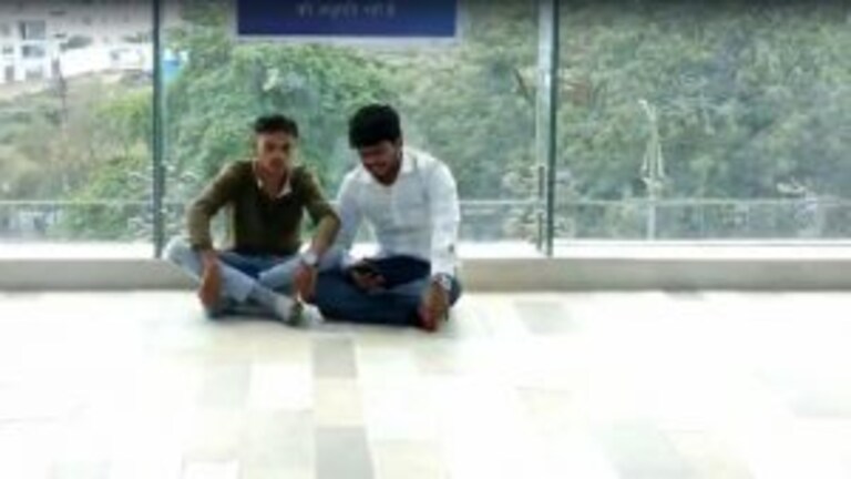 लुलु मॉल में जय श्री राम का नारा लगाकर 2 युवकों ने पढ़ा हनुमान चालीसा, पुलिस ने ये किया UP Tak