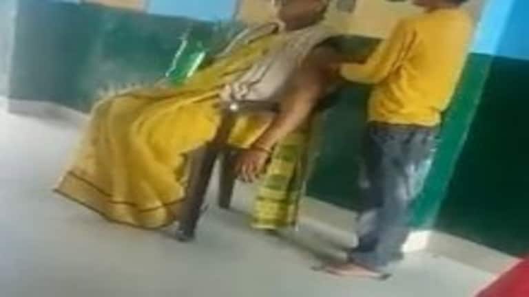 हरदोई: क्लासरूम में छात्र से हाथ दबवाते हुए आराम कर रही शिक्षिका का वीडियो हुआ वायरल UP Tak