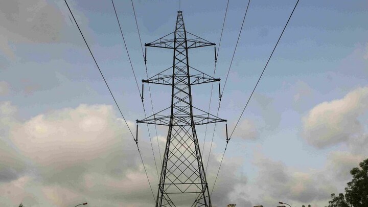 ग्राउंड रिपोर्ट: यूपी में कोयले की कमी से बिजली उत्पादन घटा? ग्रामीण इलाकों में कटौती बढ़ी UP Tak