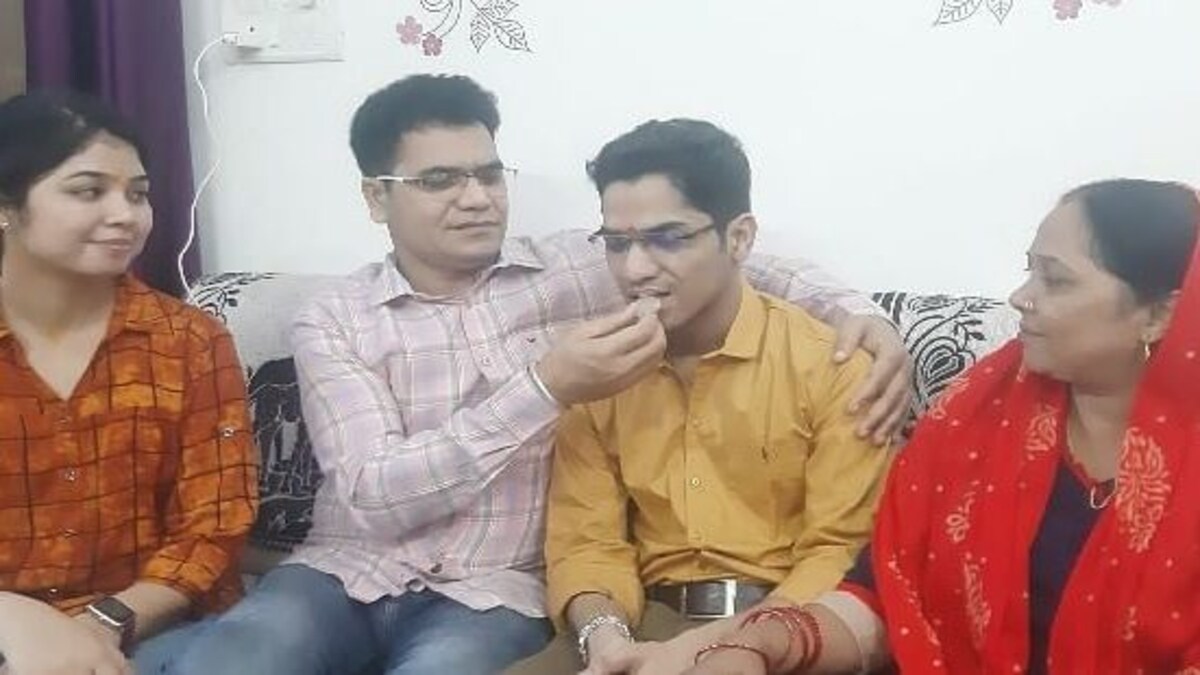 बाराबंकी: 22 साल के आदर्श पहले प्रयास में ही बने IPS, बेटे ने पूरा कर दिया पिता का सपना UP Tak