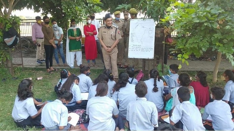 जब प्रयागराज में पुलिस अधिकारी बने टीचर, गरीब बच्चों की ली क्लास, इतिहास-भूगोल पढ़ाया UP Tak