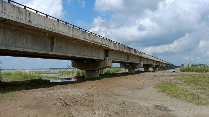 UP का शोपीस ब्रिज: गंगा में खड़ा 40 करोड़ का ‘कंक्रीट का ढांचा’, जो कहीं नहीं ले जाता UP Tak