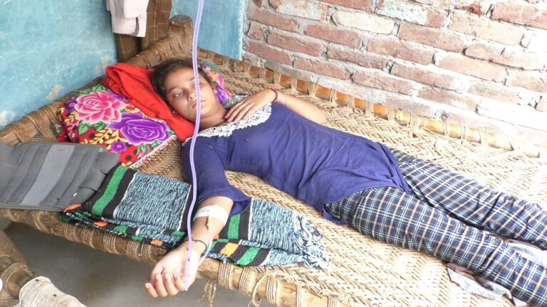 फिरोजाबाद: शहर से 7 Km दूर गांवों में सैकड़ों बच्चे बीमार, 5 की मौत के दावे, कोई राहत नहीं UP Tak