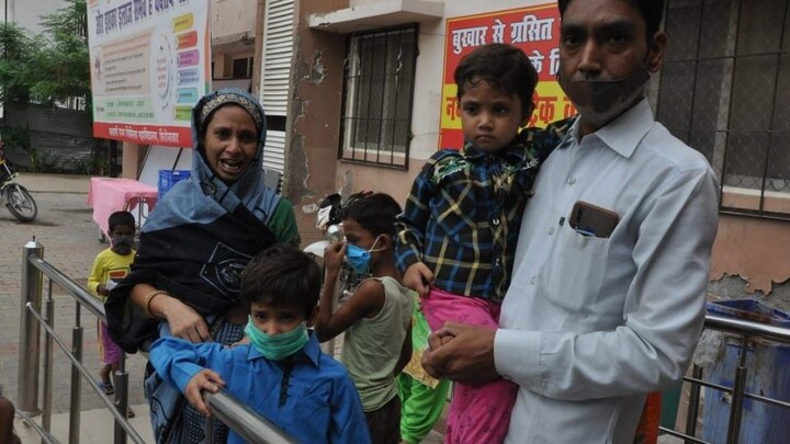 फिरोजाबाद: बुखार से तपते बच्चे, अस्पताल में बेड नहीं! रोते परिजन लगा रहे OPD के चक्कर UP Tak