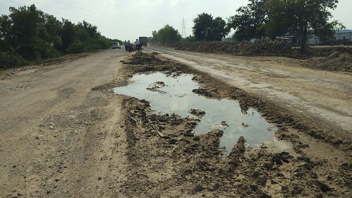 UP की सड़कों का रिएलिटी चेक: बांदा, यहां गड्ढों में सड़क! अफसर बोले- 15 नवंबर तक भर देंगे UP Tak