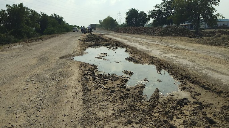 UP की सड़कों का रिएलिटी चेक: बांदा, यहां गड्ढों में सड़क! अफसर बोले- 15 नवंबर तक भर देंगे UP Tak