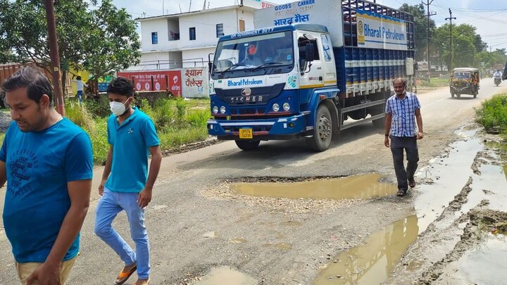 UP की सड़कों का रिएलिटी चेक: गड्ढे गिनने बैठेंगे तो गिनती भूल जाएंगे, देवरिया का हाल UP Tak
