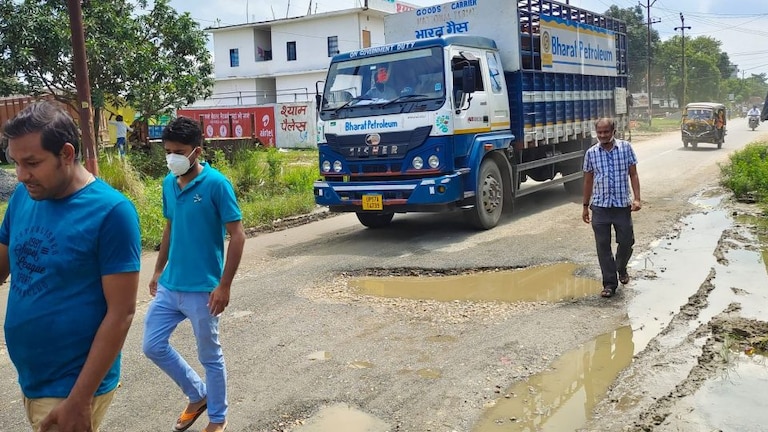 UP की सड़कों का रिएलिटी चेक: गड्ढे गिनने बैठेंगे तो गिनती भूल जाएंगे, देवरिया का हाल UP Tak