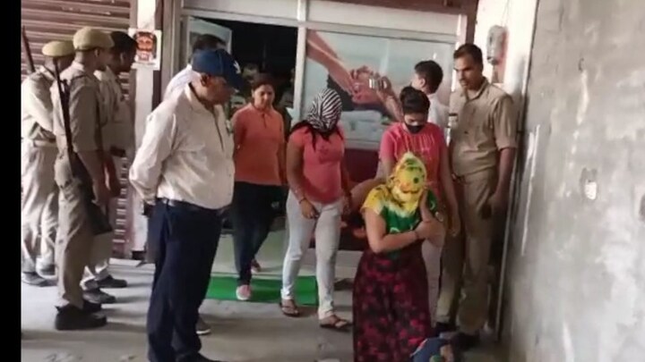 बिजनौर: मसाज सेंटर के नाम पर चला रहे थे ‘गंदा धंधा’, यूं खुला खेल, लड़कियां भी पकड़ी गईं UP Tak