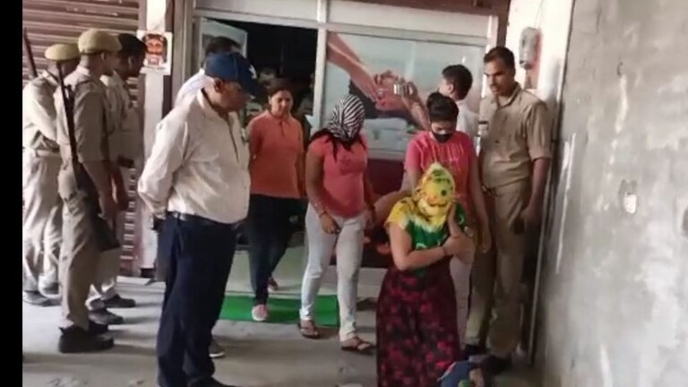 बिजनौर: मसाज सेंटर के नाम पर चला रहे थे ‘गंदा धंधा’, यूं खुला खेल, लड़कियां भी पकड़ी गईं UP Tak