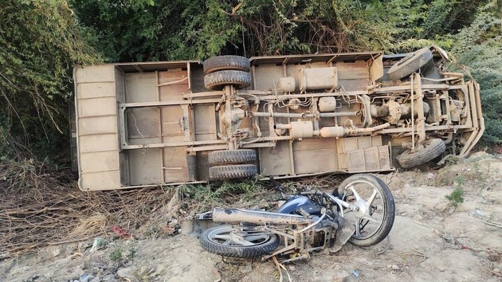 हरदोई में भीषण हादसा, मिनी बस की टक्कर से एक ही बाइक पर सवार मां-बेटी समेत 4 की मौत UP Tak