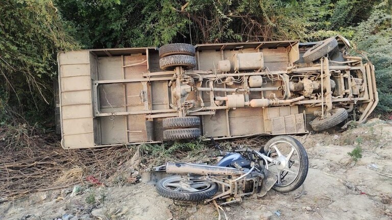 हरदोई में भीषण हादसा, मिनी बस की टक्कर से एक ही बाइक पर सवार मां-बेटी समेत 4 की मौत UP Tak