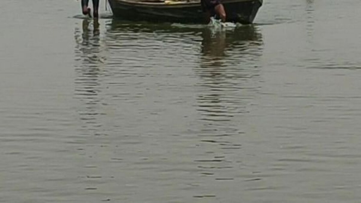 प्रयागराज: शादीशुदा प्रेमी जोड़े ने मरने की ठानी, प्रेमिका नदी में कूद गई, प्रेमी खड़ा रहा UP Tak
