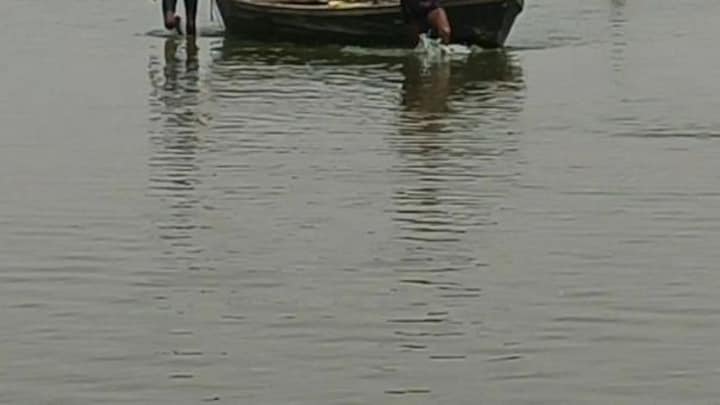 प्रयागराज: शादीशुदा प्रेमी जोड़े ने मरने की ठानी, प्रेमिका नदी में कूद गई, प्रेमी खड़ा रहा UP Tak