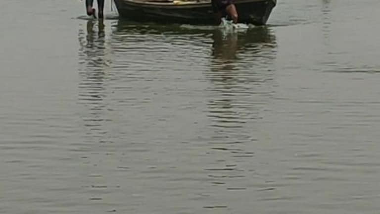 प्रयागराज: शादीशुदा प्रेमी जोड़े ने मरने की ठानी, प्रेमिका नदी में कूद गई, प्रेमी खड़ा रहा UP Tak