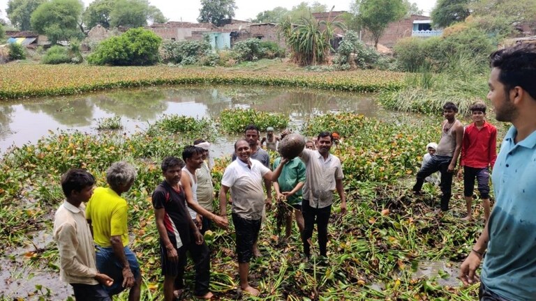 बांदा: जलकुंभी से भरे तालाब में सफाई करने उतरे DM, फिर दिखा चौंकाने वाला नजारा UP Tak