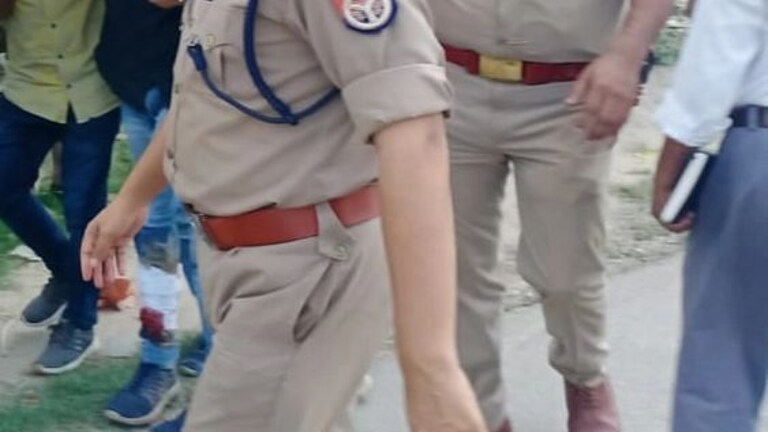 नोएडा: सोशल मीडिया पर दोस्ती कर लोगों को ठगने वाले गिरोह का भंडाफोड़, दो गिरफ्तार UP Tak