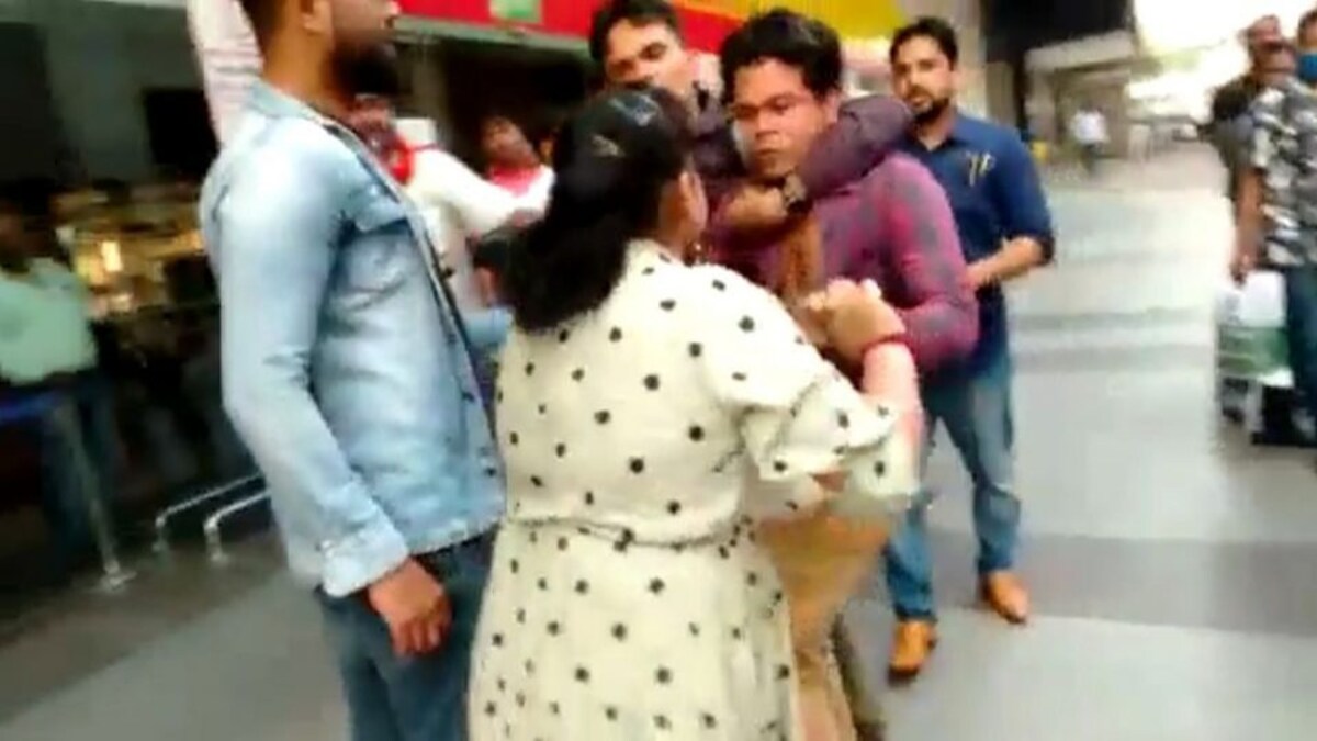 इस बात पर भड़की महिला स्टेशन इंचार्ज ने बस पकड़ने आए युवक की कर दी धुनाई, वीडियो वायरल UP Tak