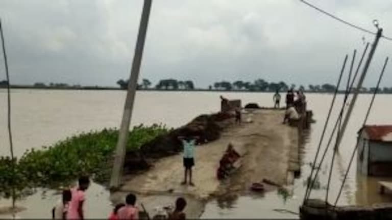 गाजीपुर में गंगा नदी खतरे के निशान से ऊपर, 3 सेमी प्रति घंटे की रफ्तार से बढ़ रहा पानी UP Tak