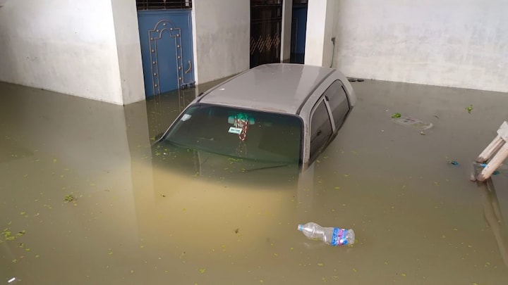 प्रयागराज में बाढ़ बनी मुसीबत, घर-कार डूबी, बच्चे नाव के सहारे, लोगों को मदद का इंतजार UP Tak