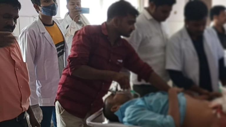 इटावा: जेल में रेप की सजा काट रहे कैदी ने ब्लेड से काटा अपना गुप्तांग, मचा हड़कंप UP Tak