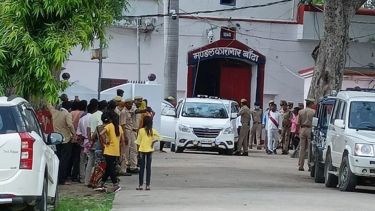 बांदा: निरीक्षण के लिए मंडल कारागार पहुंचे DM-SP, मुख्तार अंसारी के बैरक की हुई सघन तलाशी UP Tak