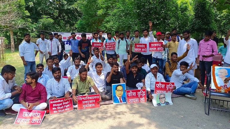 इलाहाबाद यूनिवर्सिटी: बढ़ी फीस के खिलाफ छात्रों का आंदोलन जारी, उग्र प्रदर्शन की चेतावनी UP Tak