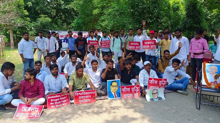 इलाहाबाद यूनिवर्सिटी: बढ़ी फीस के खिलाफ छात्रों का आंदोलन जारी, उग्र प्रदर्शन की चेतावनी UP Tak