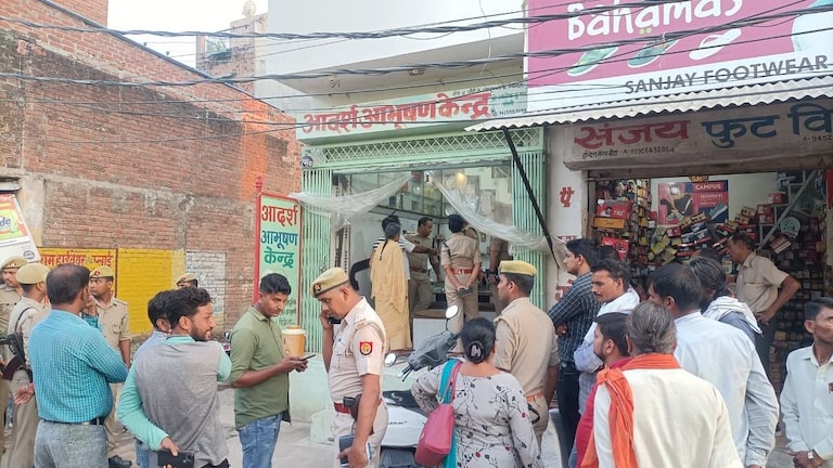 बांदा में दिनदहाड़े ज्वैलरी शोरूम में फायरिंग कर डकैती डालने की हुई कोशिश UP Tak