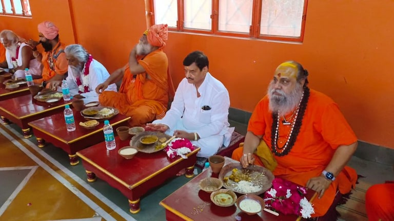 प्रयागराज: महंत नरेंद्र गिरि की प्रथम पुण्यतिथि पर बाघंबरी मठ पहुंचे शिवपाल यादव UP Tak