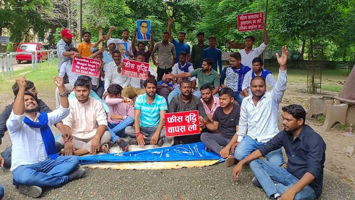 इलाहाबाद विश्वविद्यालय में फीस वृद्धि से नाराज छात्रों ने यूनियन गेट का ताला तोड़ा UP Tak