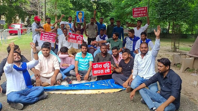 AU में फीस वृद्धि का मामला: विरोध करने वाले 15 नामजद और 100 अज्ञात छात्रों पर हुई FIR UP Tak