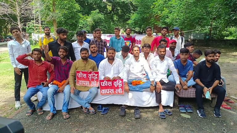 इलाहाबाद यूनिवर्सिटी में फीस वृद्धि के खिलाफ छात्रों का आंदोलन जारी, फूंका वीसी का पुतला UP Tak