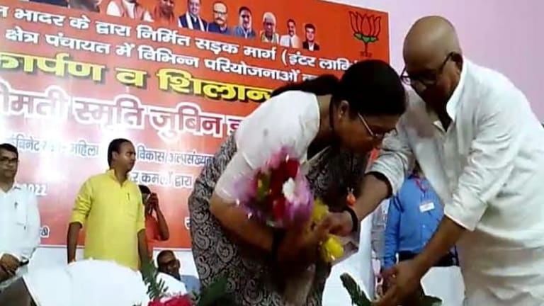 अमेठी: स्मृति ईरानी के साथ मंच पर कुछ ऐसा हुआ, जिसे देख सब मुस्कराने लगे, जानें UP Tak