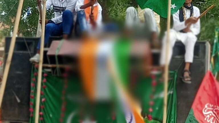 प्रयागराज: मिलादुन्नबी के जुलूस में तिरंगे का अपमान, दो के खिलाफ FIR, खोज रही पुलिस UP Tak