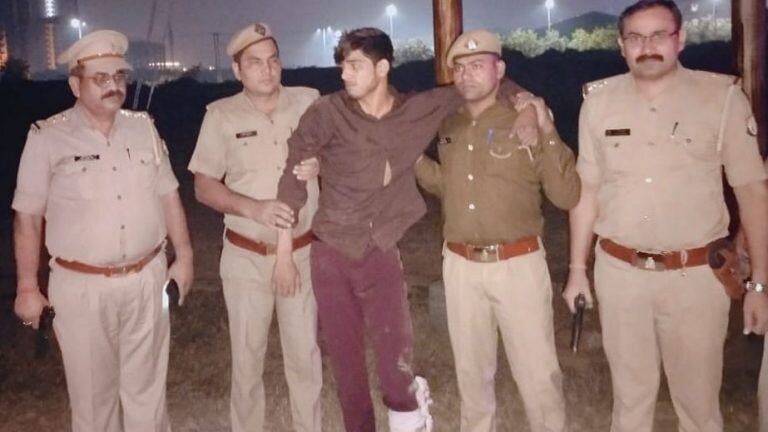 नोएडा: दिवाली के पटाखों के बीच गूंजी गोली की आवाज, पुलिस मुठभेड़ में चेन स्नैचर घायल UP Tak