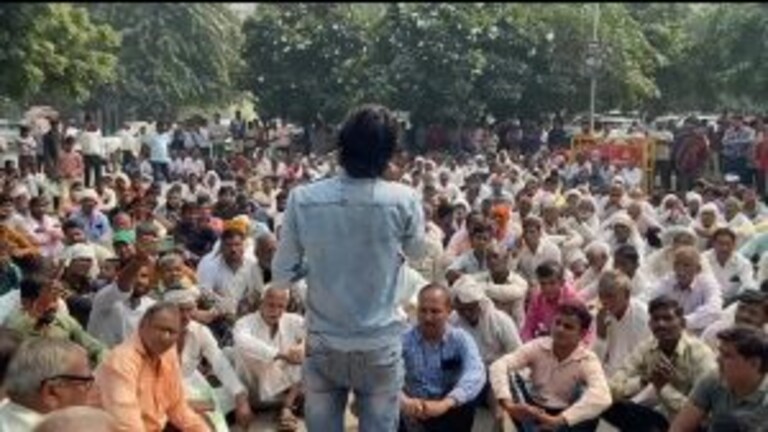 जेवर एयरपोर्ट से विस्थापित गांव के किसानों ने यमुना प्राधिकरण के खिलाफ किया प्रदर्शन UP Tak