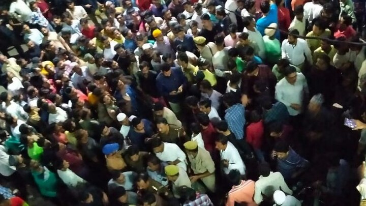 शाहजहांपुर में धार्मिक पुस्तक जलाने का आरोप, नाराज भीड़ ने की आगजनी, पुलिस ने उठाया ये कदम UP Tak