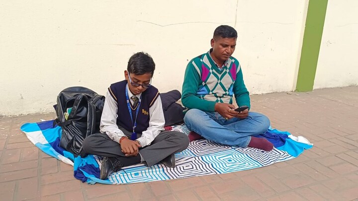 प्रयागराज: फीस न देने पर बच्चे को स्कूल से निकालने का आरोप, बच्चे संग अनशन पर बैठा पिता UP Tak