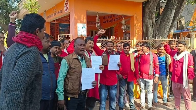 बरेली में मजार के बाद प्रयागराज में मंदिर हटाने को लेकर आया रेलवे नोटिस, कुलियों का विरोध UPTak