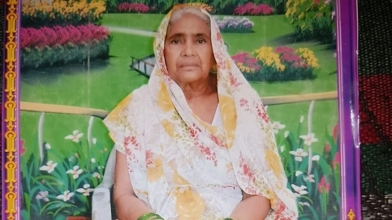 फिरोजाबाद: डॉक्टरों ने बताया था महिला को मृत, श्मशान ले जाते वक्त वो हुईं जिन्दा, पर कैसे? UP Tak