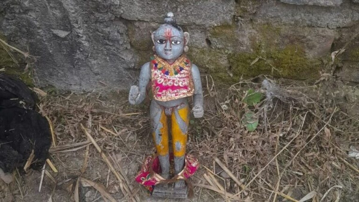 देवरिया: सिंचाई के लिए पानी निकाल रहे किशोर की बाल्टी में फंसी श्रीराम की प्राचीन मूर्ति UP Tak