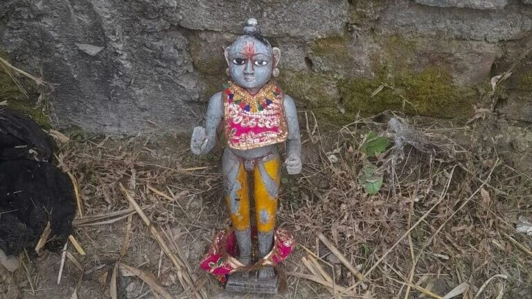 देवरिया: सिंचाई के लिए पानी निकाल रहे किशोर की बाल्टी में फंसी श्रीराम की प्राचीन मूर्ति UP Tak