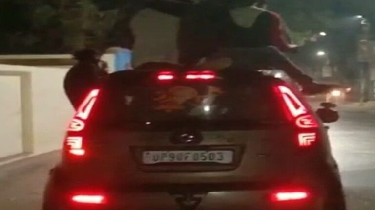 बांदा: कार की छत पर बैठकर मचा रहे थे हुड़दंग, वीडियो वायरल, अब पड़ेंगे लेने के देने, देखें UP Tak