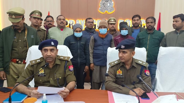 प्रयागराज: माघ मेले में इस्लामिक किताबें बेचने वाले 3 गिरफ्तार UP Tak