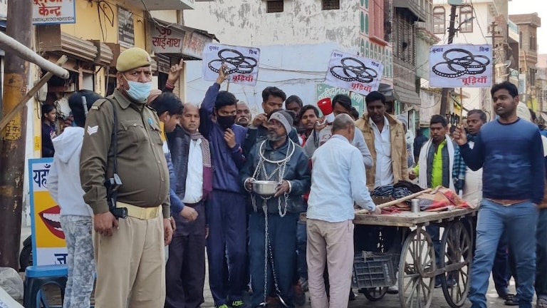 फिरोजाबाद: गले से लेकर पैर तक जंजीर, हाथ में कटोरा फिर चुनाव प्रचार, देखिए अनोखा अंदाज UP Tak