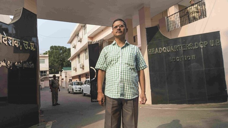 पूर्व आईपीएस अधिकारी अमिताभ ठाकुर हुए रिहा, जानिए किस मामले में गए थे जेल UP Tak